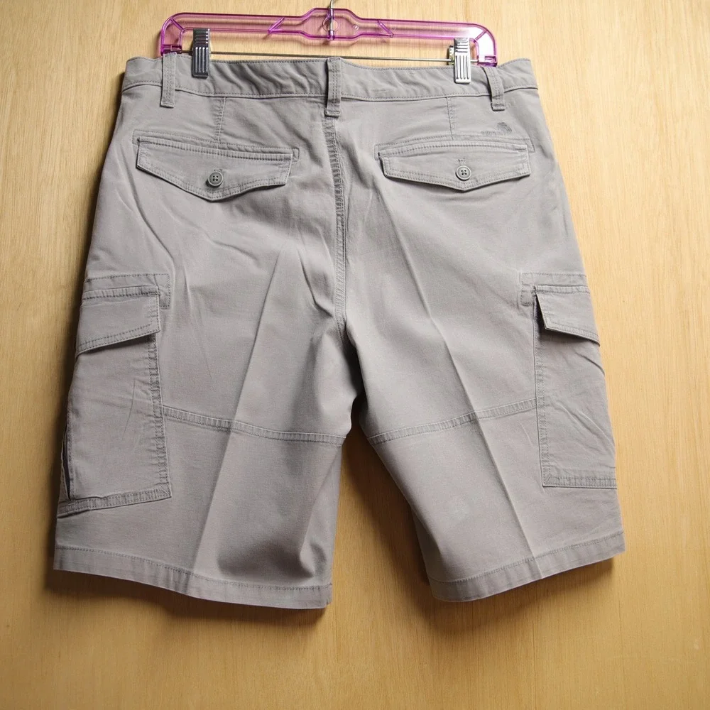 IZOD Saltwater Stretch Mens Gray Cargo Shorts Size 34 Waist 10.5 Inseam